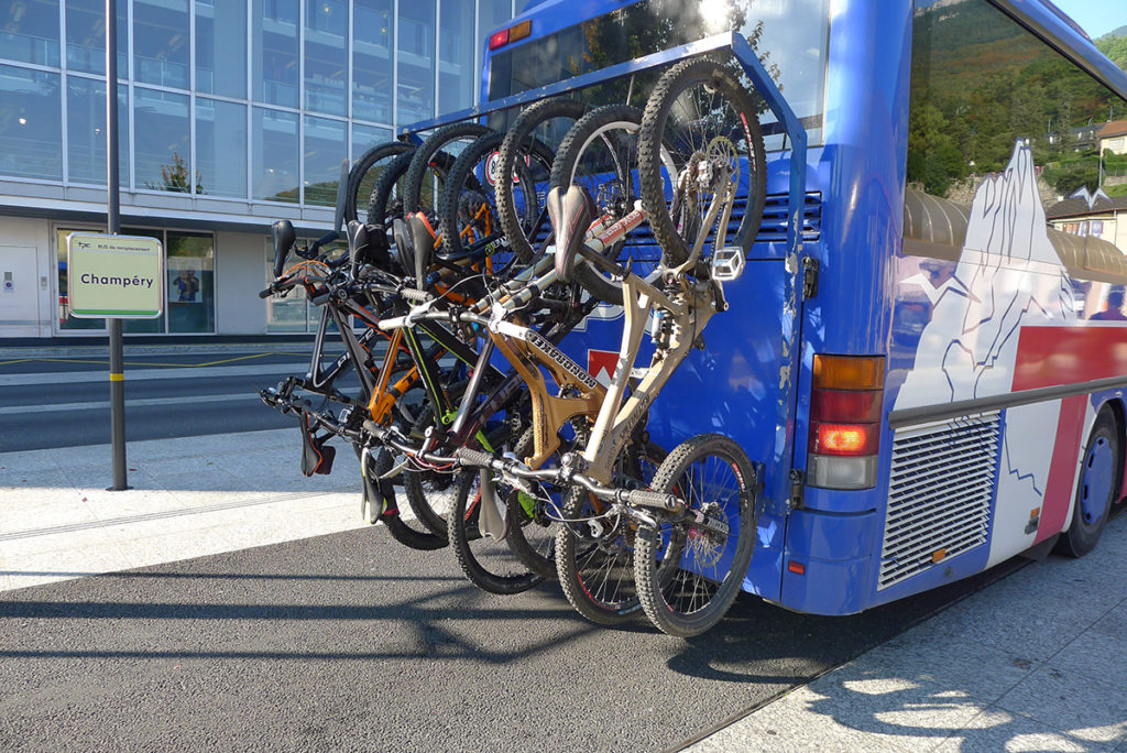 Monthey: le groupe est constitué et les vélos accrochés à l'arrière du bus. C'est plein!